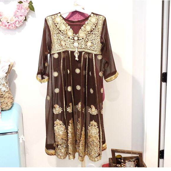 Ornate Gold appliques on Brown Kufta Dress/Saree Blouse - Picture 9 of 9